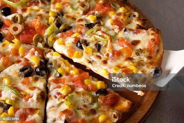 Vegetarische Pizza Stockfoto und mehr Bilder von Mais - Gemüse - Mais - Gemüse, Pizza, Ansicht aus erhöhter Perspektive