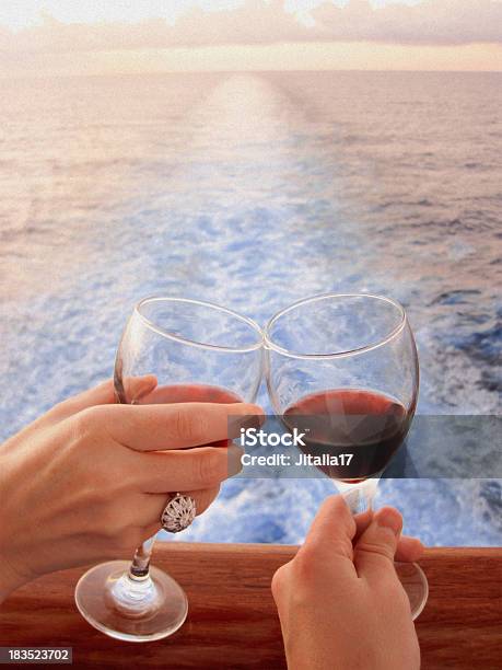Boda En El Mar Vino Y Diamantes Foto de stock y más banco de imágenes de Crucero - Barco de pasajeros - Crucero - Barco de pasajeros, Crucero - Vacaciones, Vino