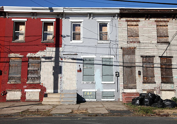 quartiere povero interno della città - ricoperto di assi foto e immagini stock