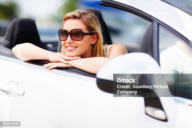 Счастливый Красивая Женщина В Солнцезащитные Очки И Отдыхать В Дверь Машины — стоковые фотографии и другие картинки Автомобиль