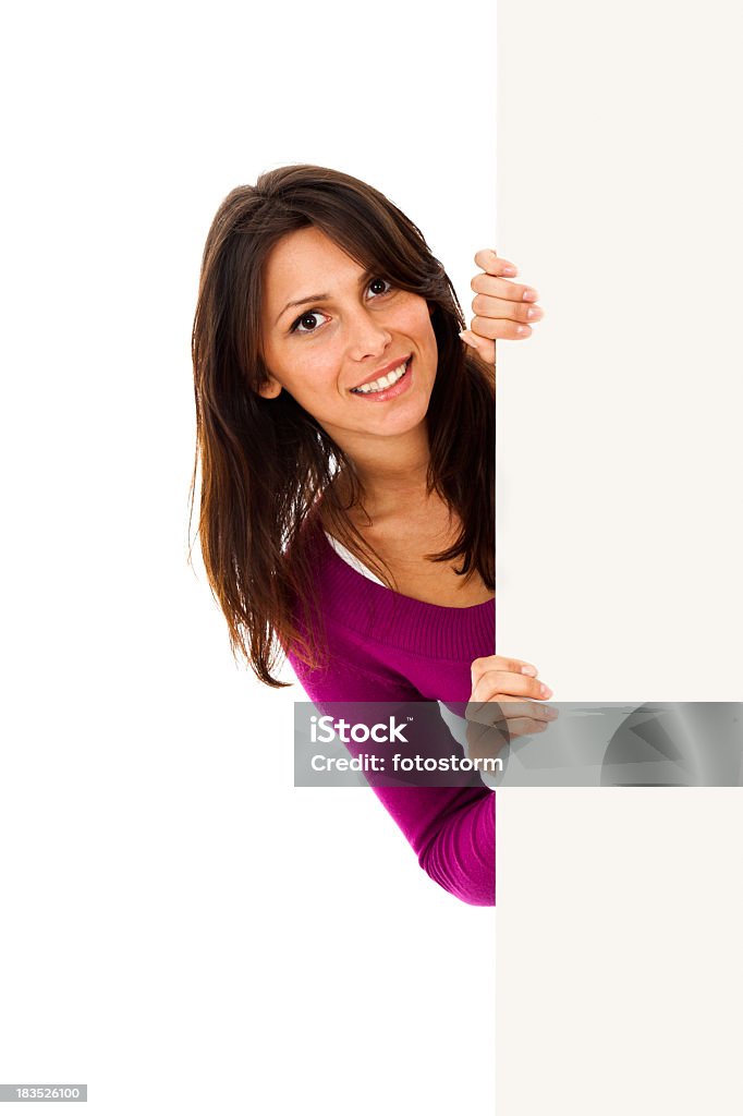 Jovem mulher sorridente segurando outdoor em branco - Royalty-free Espreitar Foto de stock