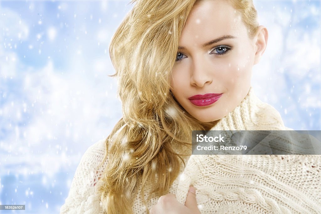 Loira jovem mulher em pé no inverno - Foto de stock de Adulto royalty-free