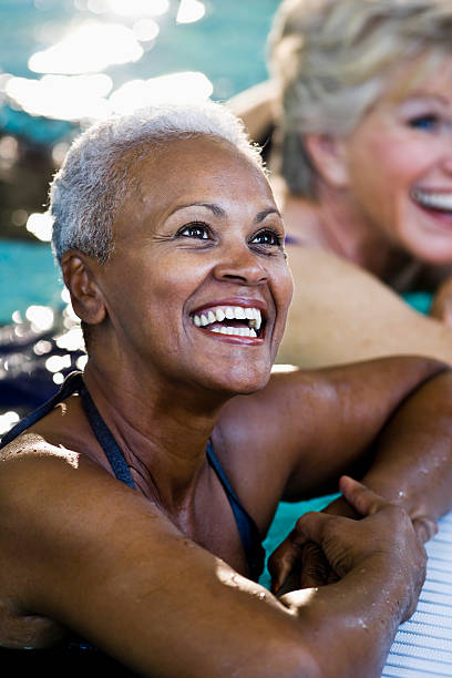 belle femme afro-américaine âgée laughin dans la piscine - sc0450 photos et images de collection