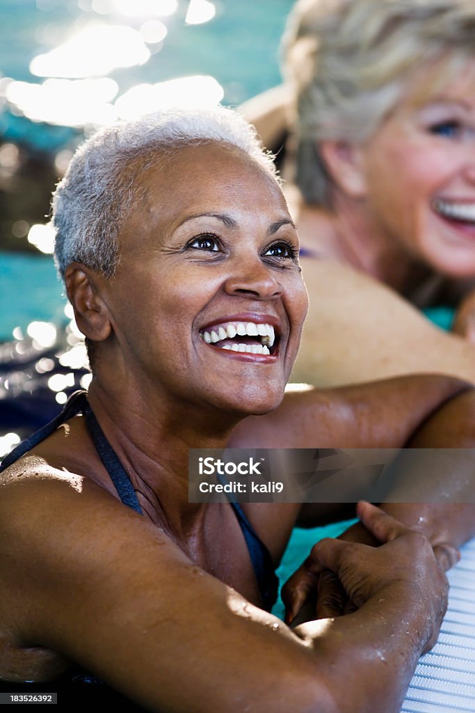 Bellissimo afro-americana donna anziana in piscina laughin - Foto stock royalty-free di Terza età