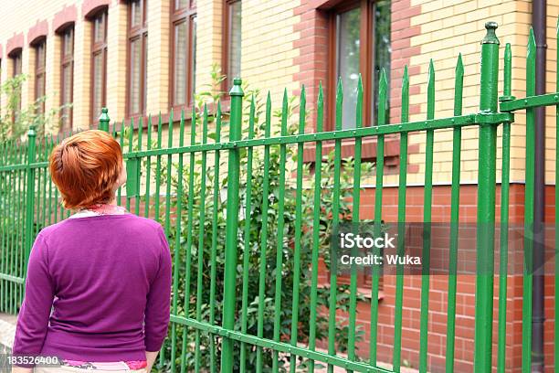 Mulher Olhando Para A Construção - Fotografias de stock e mais imagens de 20-24 Anos - 20-24 Anos, Admirar a Vista, Adulto