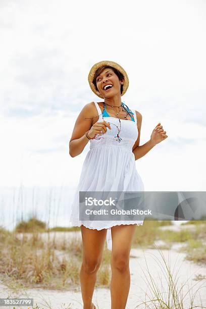 Hübsche Junge Frau Im Sommerkleid Running On The Beach Stockfoto und mehr Bilder von Aufregung