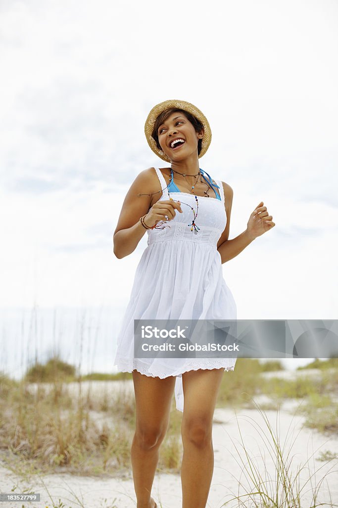 Bonito Jovem mulher no vestido de verão correndo na praia - Foto de stock de Céu - Fenômeno natural royalty-free