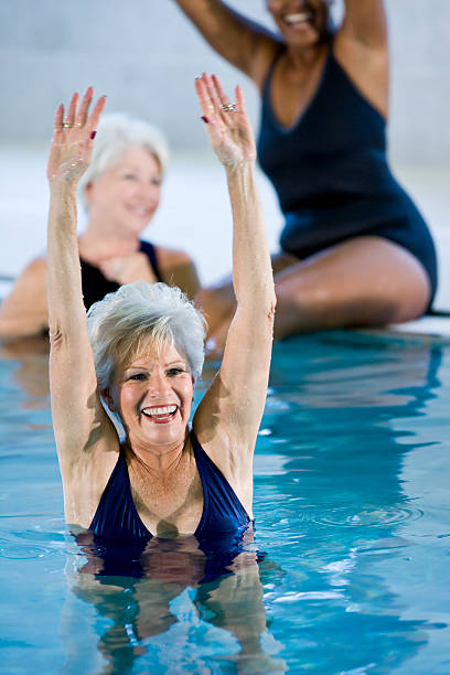 active femmes seniors au bord de la piscine - sc0450 photos et images de collection