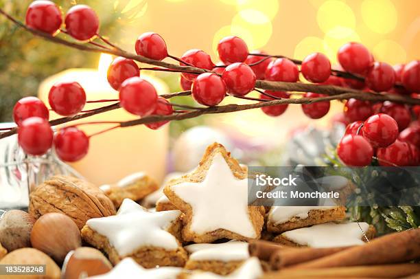 Biscoitos De Gengibre - Fotografias de stock e mais imagens de Natal - Natal, Vela - Equipamento de Iluminação, Canela