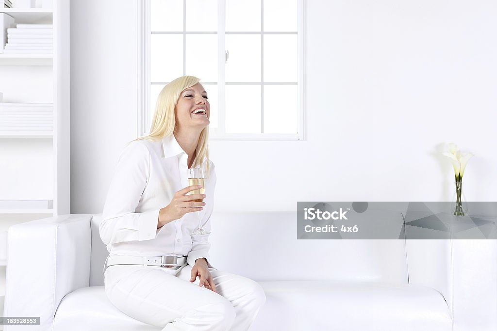 シャンペンを飲みながら女性 - 女性�一人のロイヤリティフリーストックフォト
