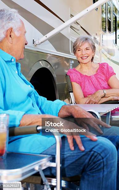 Linda Pareja De Ancianos Mediante Un Caravana De Estar Foto de stock y más banco de imágenes de 60-69 años