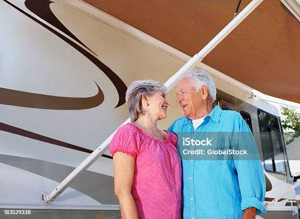 Foto de Sorrindo Casal Idoso Olhando Uns Aos Outros e mais fotos de stock de Trailer - Trailer, Amizade, Acampar