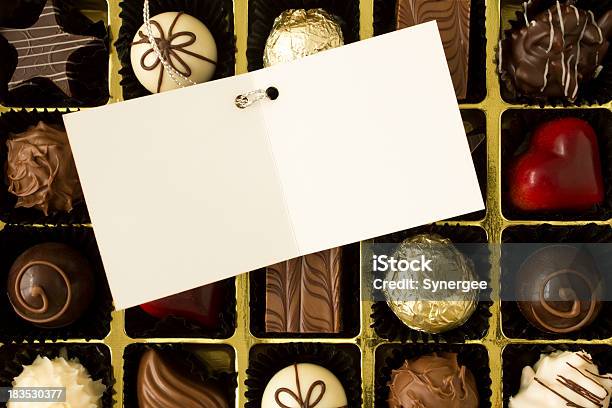 Cioccolatini Con Buono Regalo - Fotografie stock e altre immagini di Scatola - Scatola, Cioccolato, Cioccolato bianco