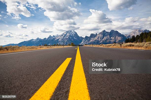 Hermosa Calle Vacía Del Tetons Foto de stock y más banco de imágenes de Parque Nacional de Grand Teton - Parque Nacional de Grand Teton, Vía, Aire libre