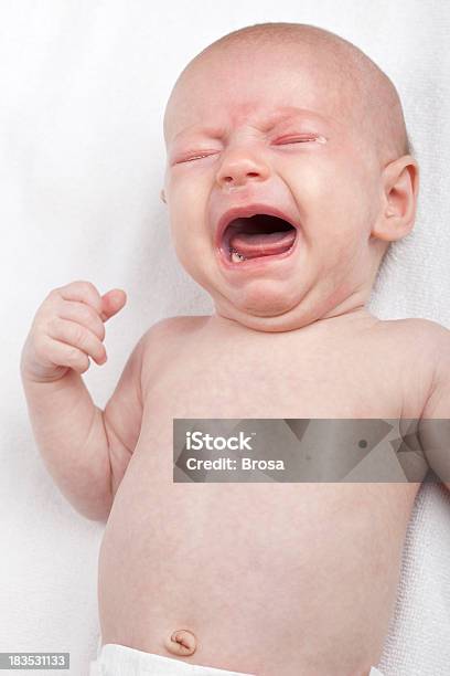 Recién Nacido Llanto Foto de stock y más banco de imágenes de Bebé - Bebé, Llorar, Fondo blanco