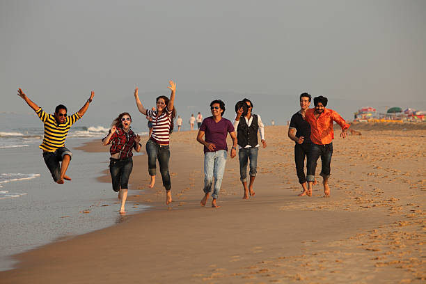 хорошее время на пляже в индии - party beach indian ethnicity adult стоковые фото и изображения