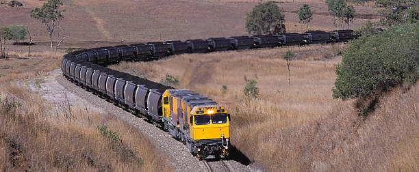 carga de tren cabezales al puerto de coal - train coal mining australia fotografías e imágenes de stock