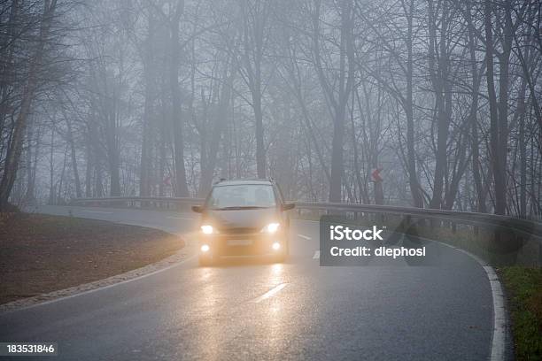 Foto de Grey De Novembro e mais fotos de stock de Carro - Carro, Nevoeiro, Farol - Luz de Veículo