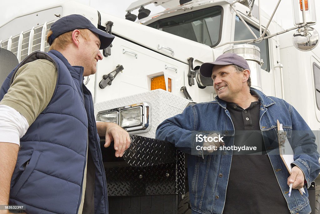 Conversa Truckers - Foto de stock de Motorista de Caminhão royalty-free