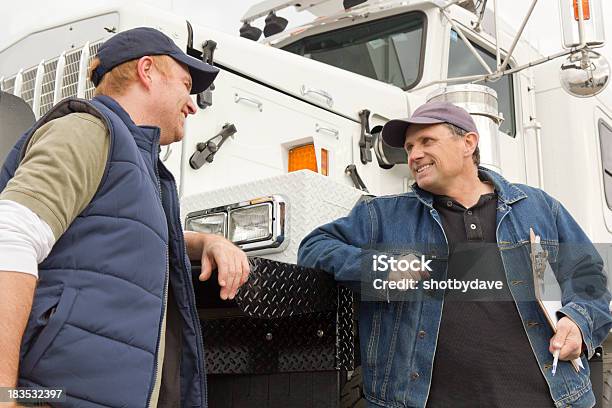 Foto de Conversa Truckers e mais fotos de stock de Motorista de Caminhão - Motorista de Caminhão, Discussão, Falar