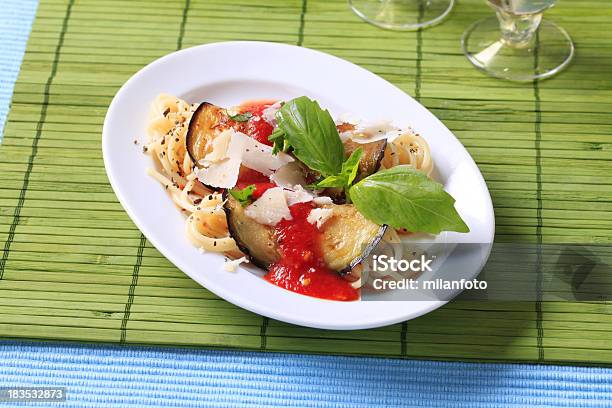 Spaghetti Con Melanzana Arrosto Succo Di Pomodoro E Parmigiano - Fotografie stock e altre immagini di Alimentazione sana