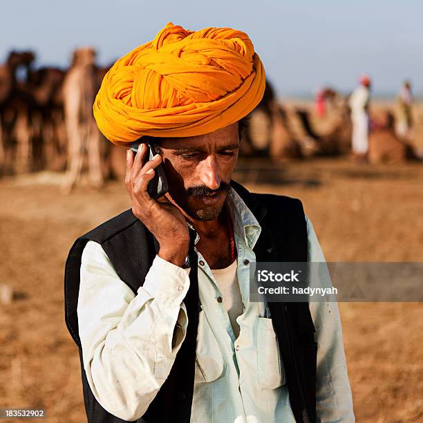 Photo libre de droit de Indian Homme À Laide Dun Téléphone Mobile banque d'images et plus d'images libres de droit de Adulte - Adulte, Asiatique de l'Est et du Sud-Est, Asie