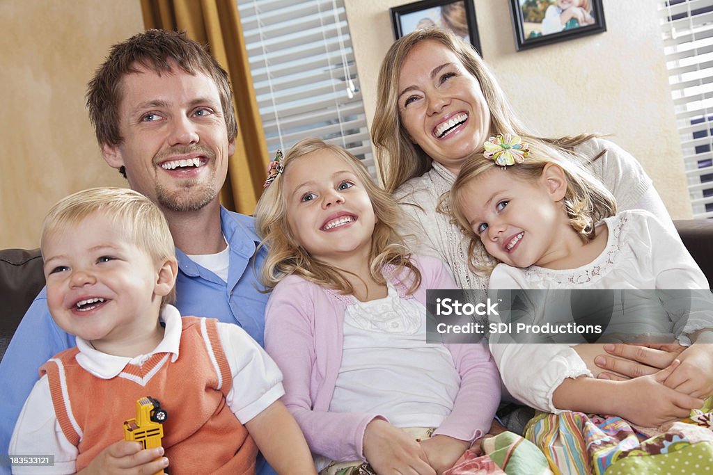 Feliz familia con los niños en la sala de estar - Foto de stock de 30-39 años libre de derechos