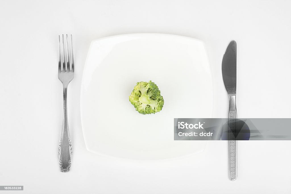 Piccolo Brocolli su bianco piatto - Foto stock royalty-free di Alimentazione sana