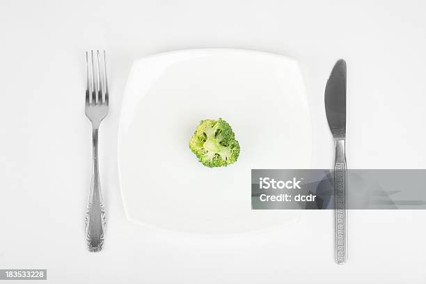 Piccolo Brocolli Su Bianco Piatto - Fotografie stock e altre immagini di Alimentazione sana - Alimentazione sana, Bellezza, Broccolo