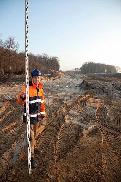 молодой инженер, занятых с дорожного строительства. - construction safety mid adult men road construction стоковые фото и изображения