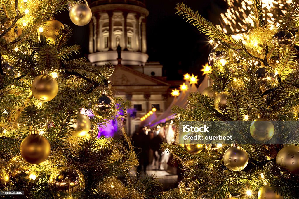Weihnachtsmarkt mit Weihnachten-Bäumen - Lizenzfrei Berlin Stock-Foto