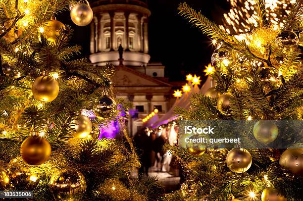Weihnachtsmarkt Mit Weihnachtenbäumen Stockfoto und mehr Bilder von Berlin - Berlin, Christkindlmarkt, Weihnachten