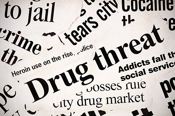 muitos títulos de jornais preocupado com o problema da droga - violence newspaper crime newspaper headline imagens e fotografias de stock