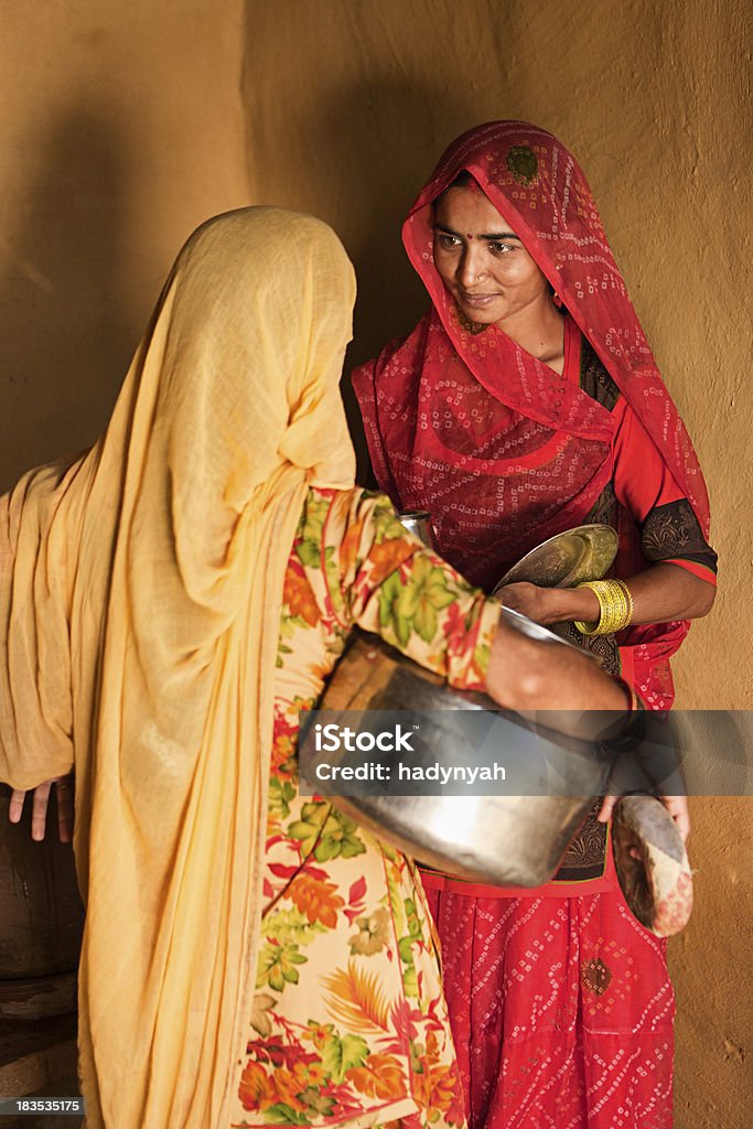 India mujer en vestido tradicional hablar con los demás - Foto de stock de Adulto libre de derechos
