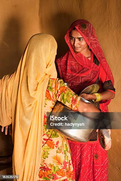 India Mujer En Vestido Tradicional Hablar Con Los Demás Foto de stock y más banco de imágenes de Adulto