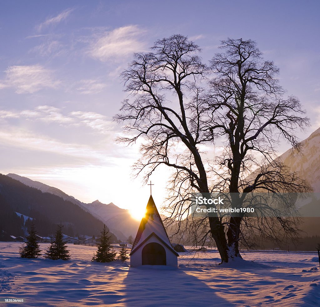 Warmes Violett so nahe little church und Baum - Lizenzfrei Abgeschiedenheit Stock-Foto