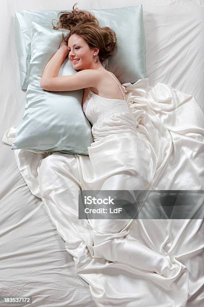 Felice Giovane Donna Sorridente Nel Letto - Fotografie stock e altre immagini di Donne - Donne, Lenzuolo, Seta