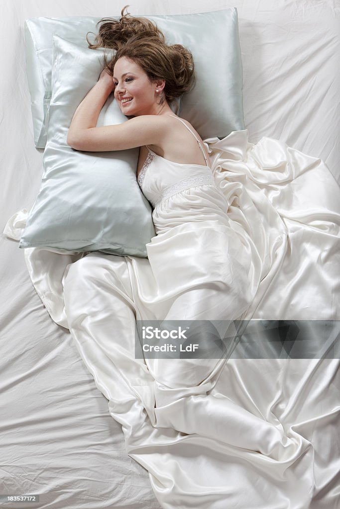 Feliz mulher jovem sorridente na cama - Royalty-free Lençol - Roupa de cama Foto de stock