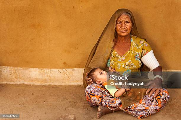 Photo libre de droit de Indienne Femme Tenant Son Petitenfant banque d'images et plus d'images libres de droit de Inde - Inde, Voyage, Adulte