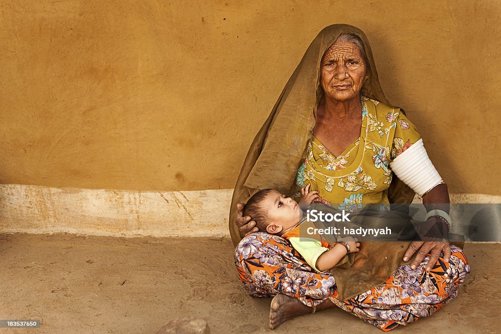 Индийская Женщина держит ее Внуки - Стоковые фото Индия роялти-фри