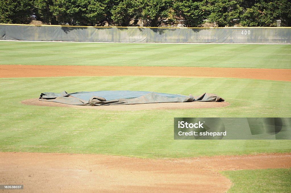 Tarp auf "pitchers mound - Lizenzfrei Plane Stock-Foto