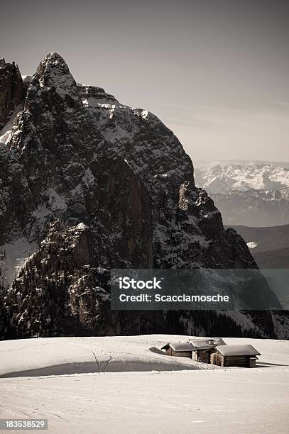 Kleine Blockhütten Winter Landschaft Der Italienischen Alpendolomiten Stockfoto und mehr Bilder von Alpen