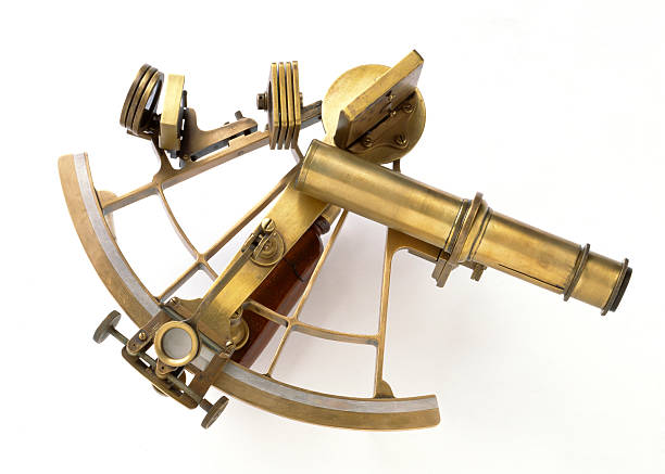 laiton sextant sur blanc - nautical equipment photos et images de collection