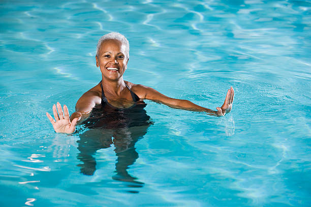 african american femme âgée dans la piscine - sc0450 photos et images de collection