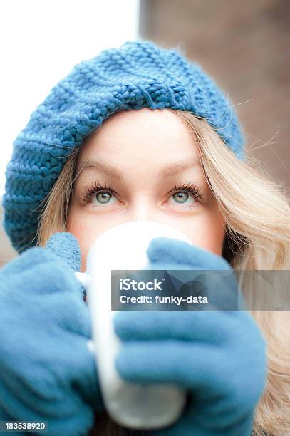 Sensual Rubia Disfrutando De Bebidas Calientes Al Aire Libre Foto de stock y más banco de imágenes de Adulto