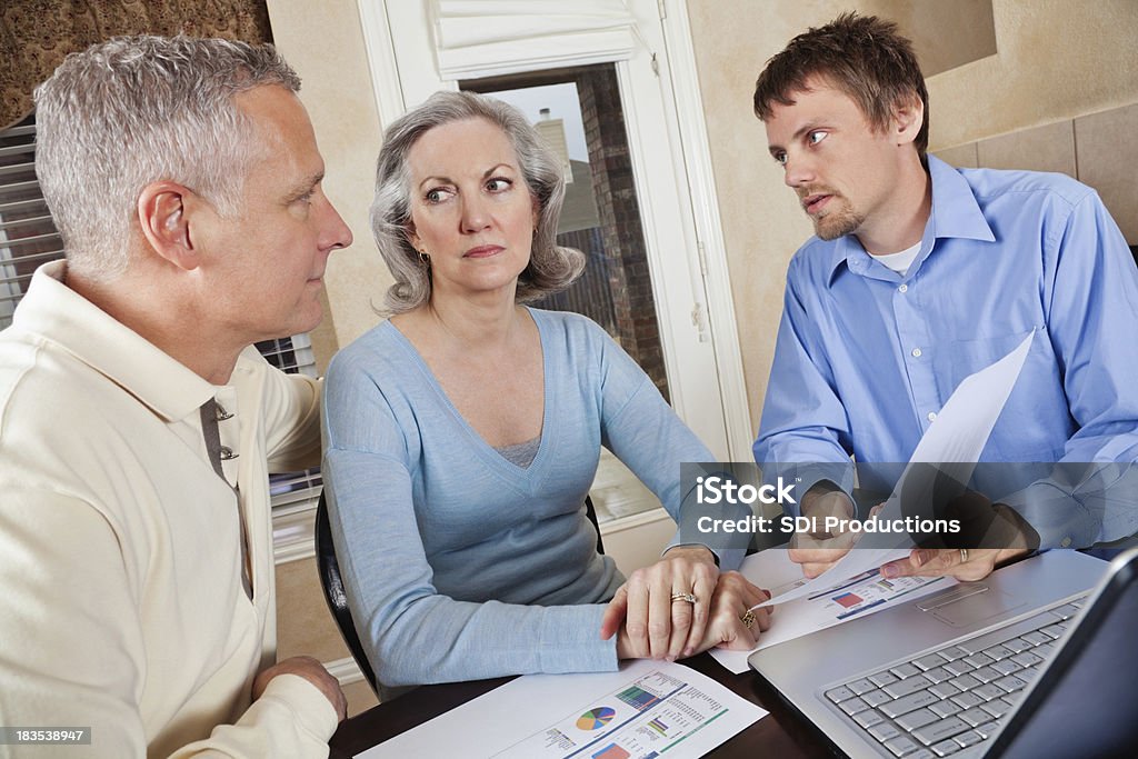 Sério Adulto Casal em reunião com um Consultor Financeiro - Royalty-free Cara a Cara Foto de stock