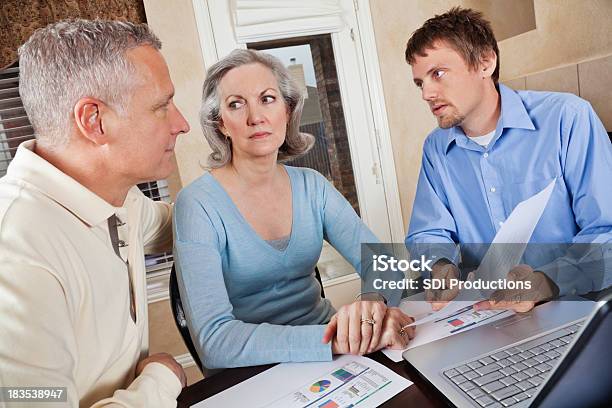 Sério Adulto Casal Em Reunião Com Um Consultor Financeiro - Fotografias de stock e mais imagens de Cara a Cara