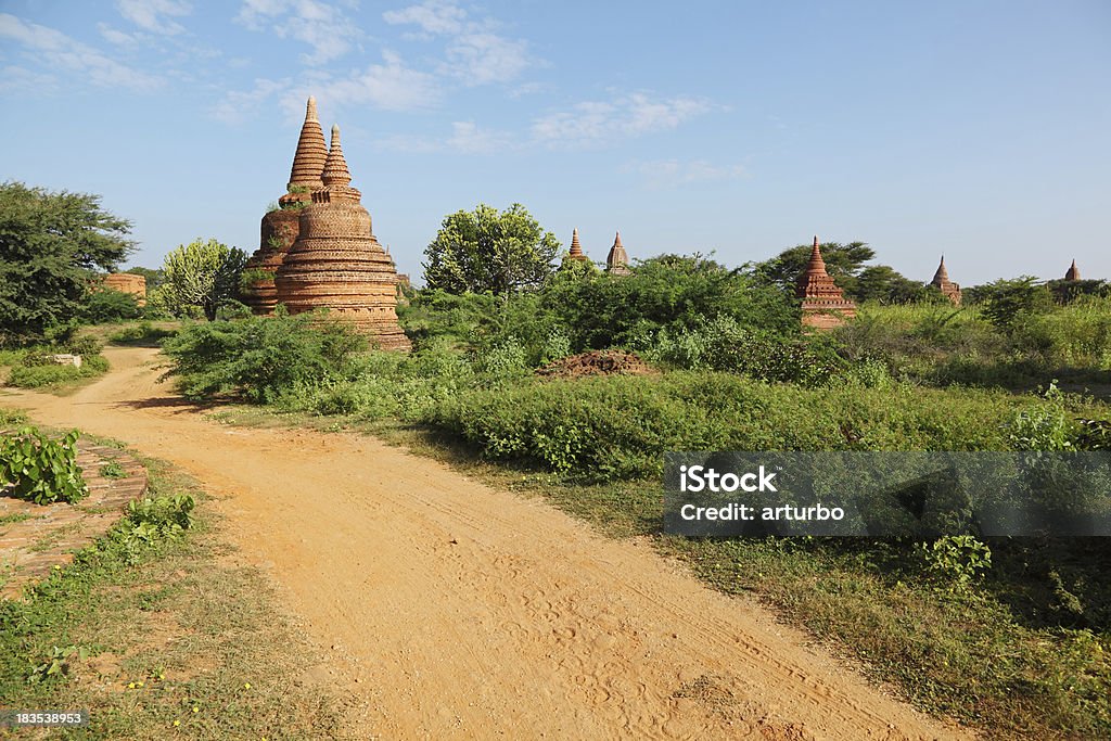 dirt road e pagodes de Bagan à tarde - Foto de stock de Antigo royalty-free