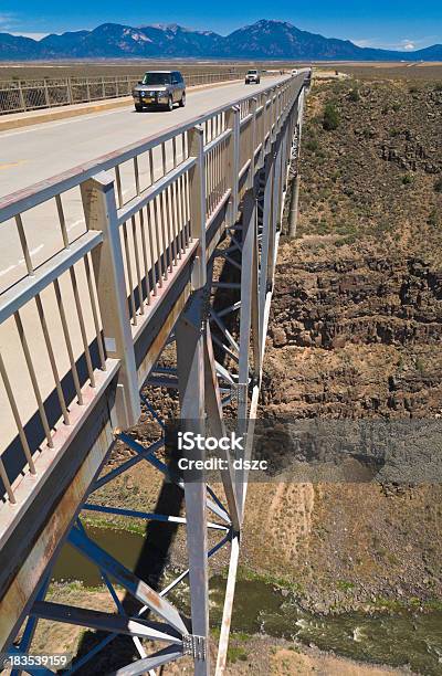 Rio Grande Gorge Nowy Meksyk - zdjęcia stockowe i więcej obrazów Most - Konstrukcja wzniesiona przez człowieka - Most - Konstrukcja wzniesiona przez człowieka, Rzeka Rio Grande, Taos