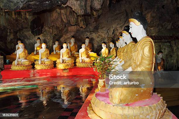 Photo libre de droit de Ligne De Statues De Bouddha Dans Le Temple De La Grotte De banque d'images et plus d'images libres de droit de Amour
